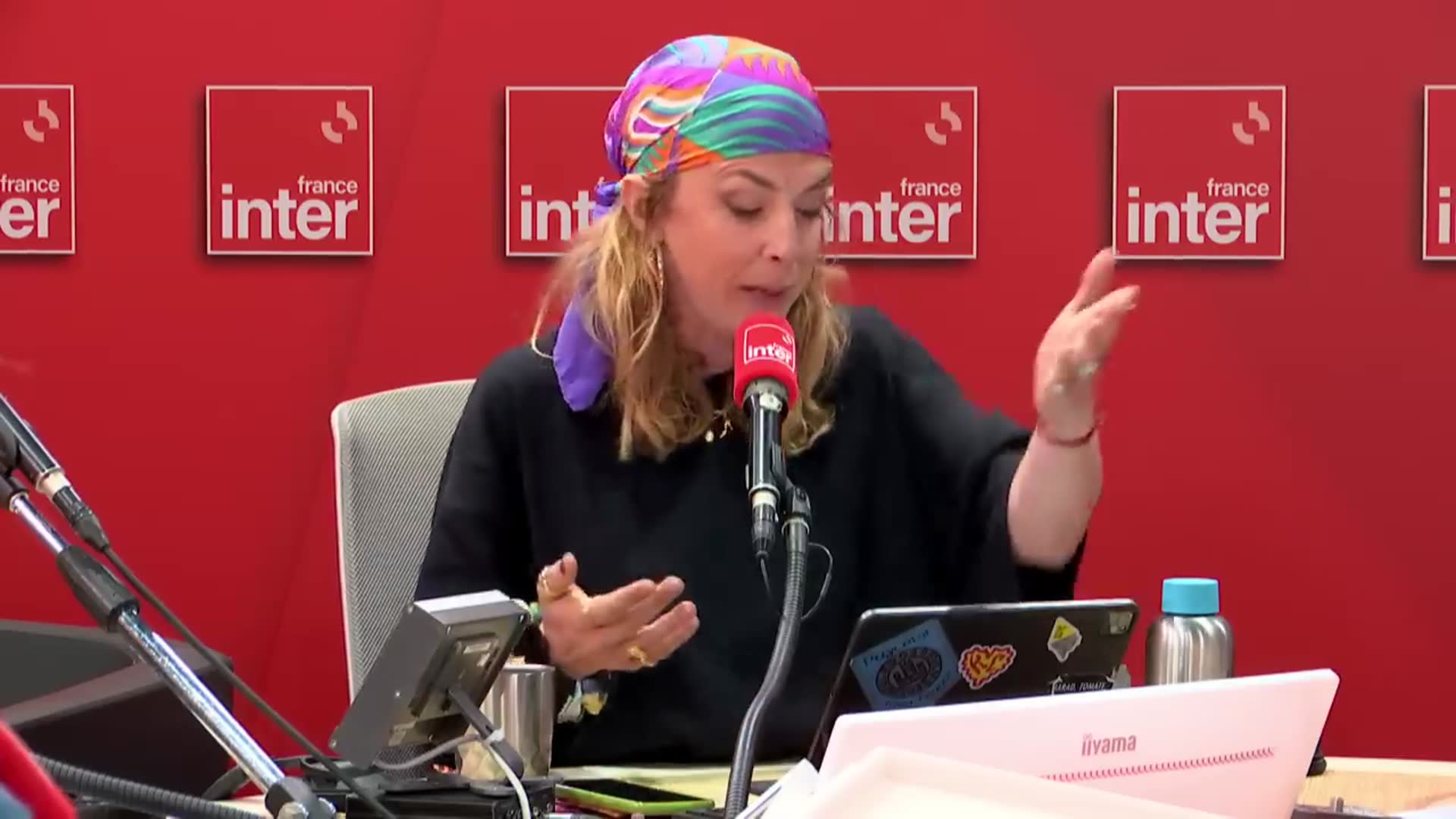 Le sketch de Julie Conti  suite auquel elle a dû quitter France Inter (pour sa remarque sur Sophia Aram)